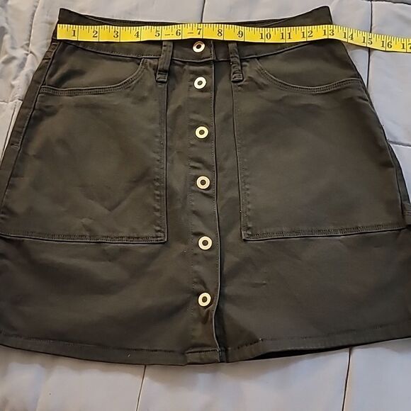 Good American Denim Button up Mini Skirt in dark Green. - Picture 3 of 8